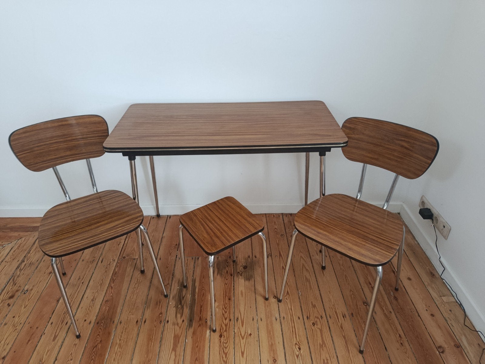 Ensemble vintage Formica - Table, 2 chaises et tabourret, Antiquités & Art, Enlèvement
