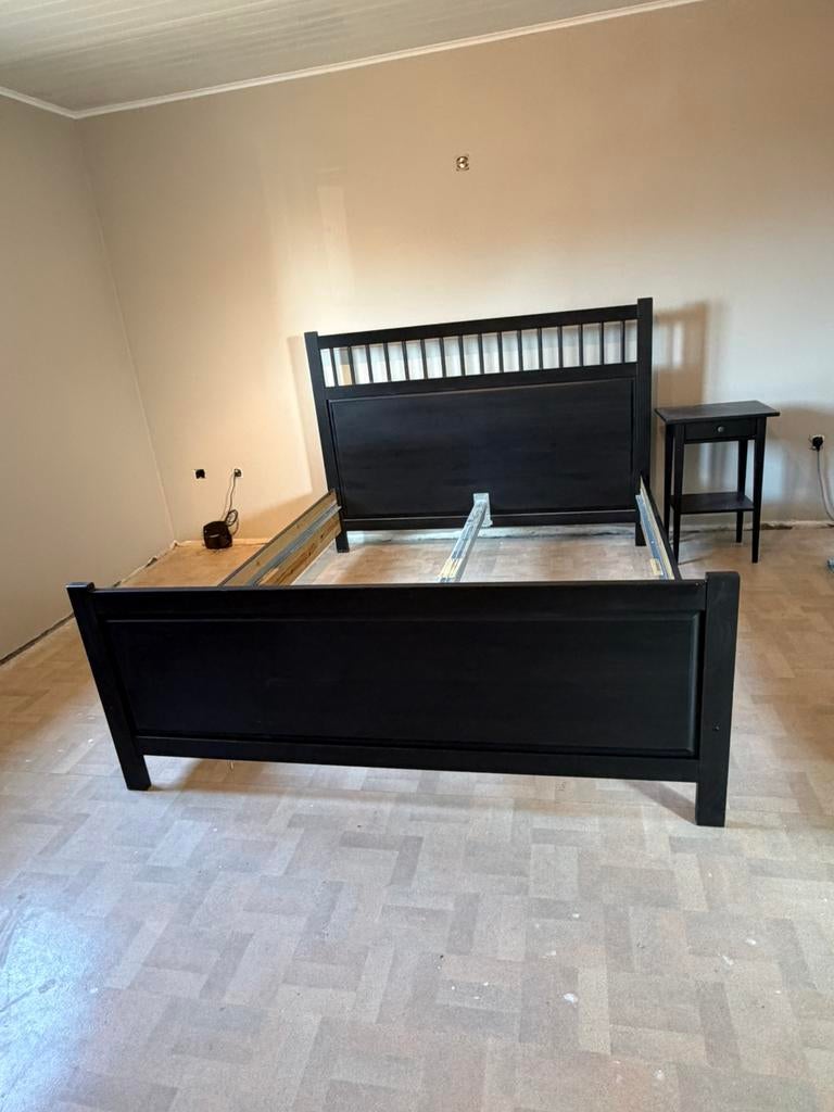 Bed Ikea + nachtkastjes Ikea, Ophalen, Gebruikt, Bruin, Tweepersoons