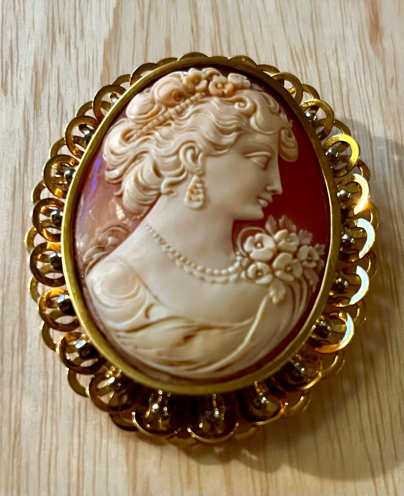 Schelpcamee broche 18 kt, Handtassen en Accessoires, Broches, Ophalen, Gebruikt, 4 tot 7 cm, Goud