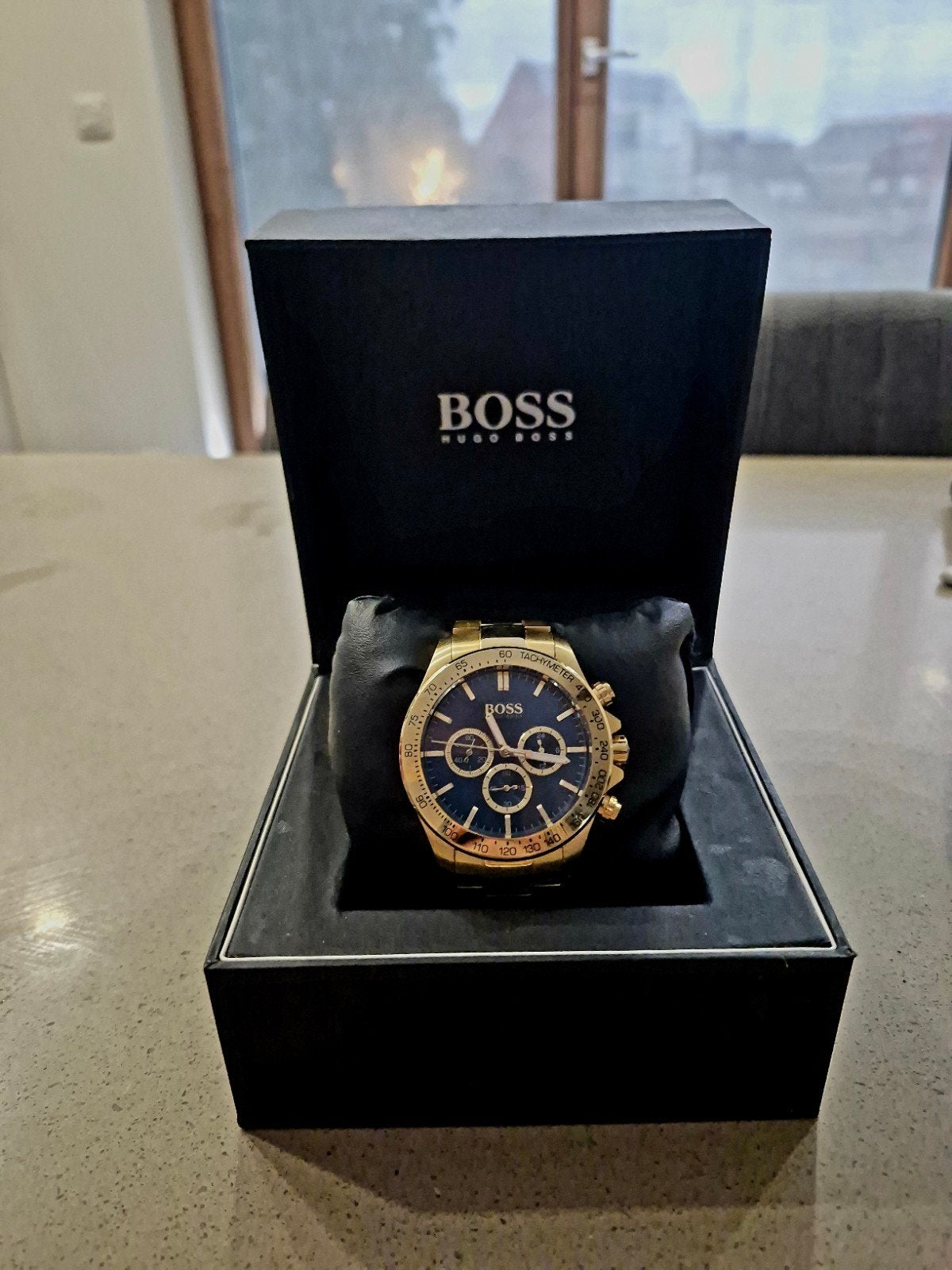 montre Hugo Boss, Enlèvement