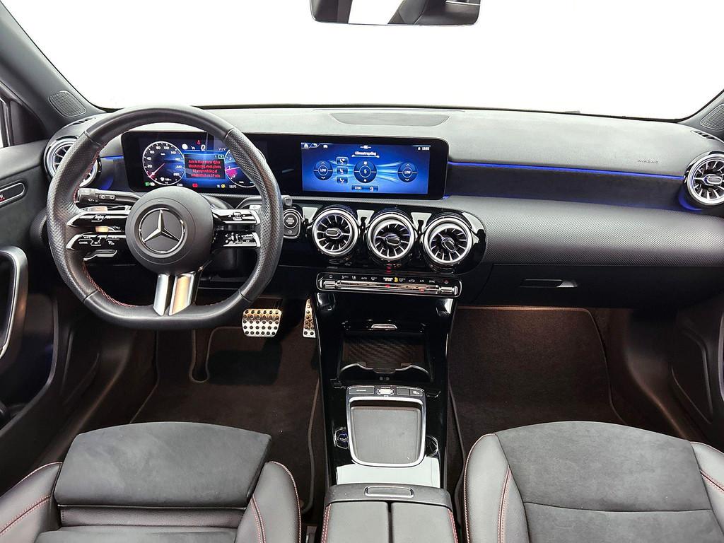 Mercedes-Benz A-klasse 180 Hatchback AMG Line | Verwarmde Ze, Auto's, Mercedes-Benz, Stof, Gebruikt, 4 cilinders, 136 pk