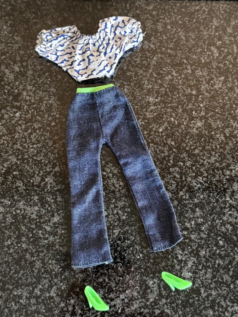 Barbie Summer look Jeans outfit, Collections, Poupées, Enlèvement ou Envoi, Utilisé, Vêtements