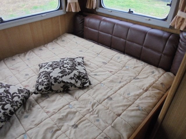 Award 670-rondzit-treinzit/vast bed-douche wc-tent-luifel, Caravans en Kamperen, Tot en met 5
