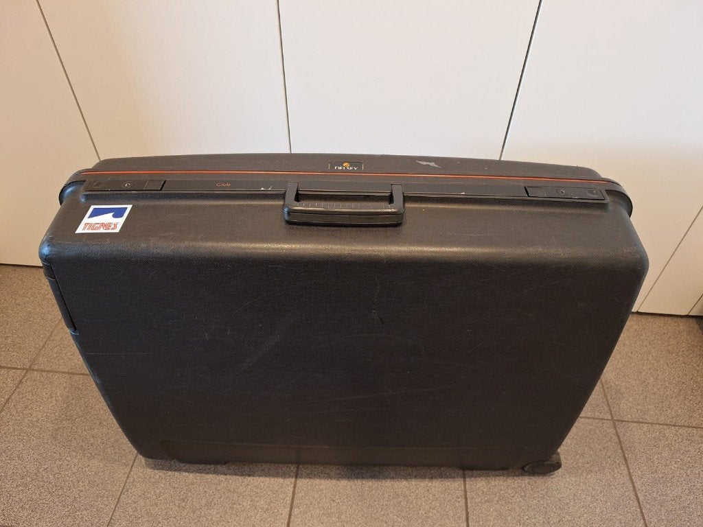Valies Delsey met sleutel, Ophalen, Gebruikt, Hard kunststof, Slot