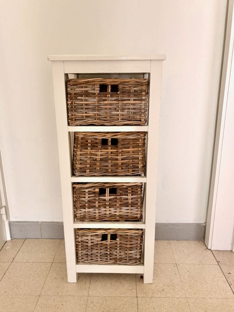 Wit opbergkastje met 4 rieten manden in landelijke stijl, Huis en Inrichting, Kasten | Ladekasten, Gebruikt, Minder dan 100 cm