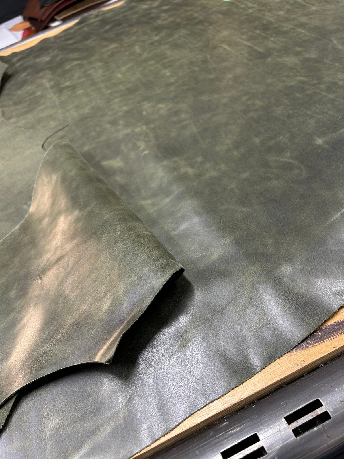 Soldaat groen camo halve huid 1.2 mm dikte iets stug  A-104, Hobby en Vrije tijd, Ophalen of Verzenden, Groen