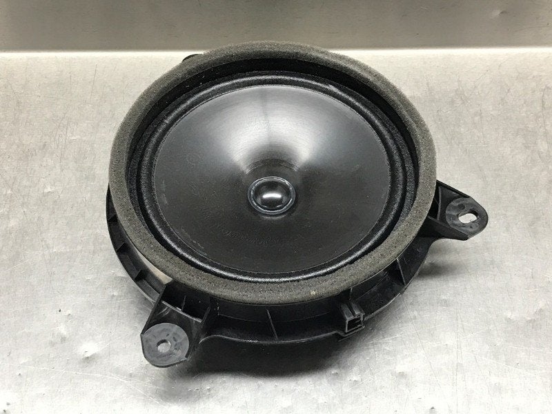 HAUT PARLEUR / ENCEINTE Toyota Yaris IV (P21 / PA1 / PH1), Dhr. M. Roggen, Toyota, Stadsweg 37 37
9917 PV  WIRDUM GR., NL, Utilisé