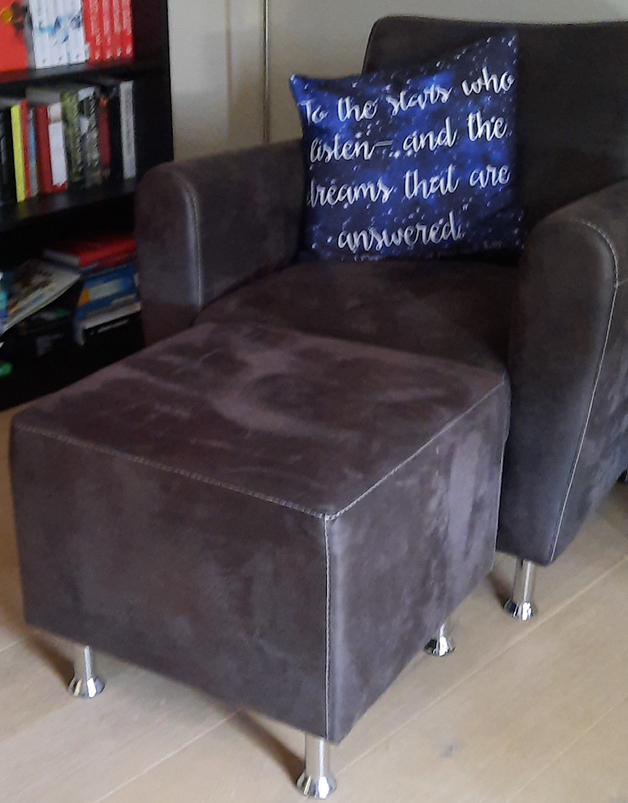 Mooie donkerbruine fauteuil met voetenbank, Ophalen, Zo goed als nieuw