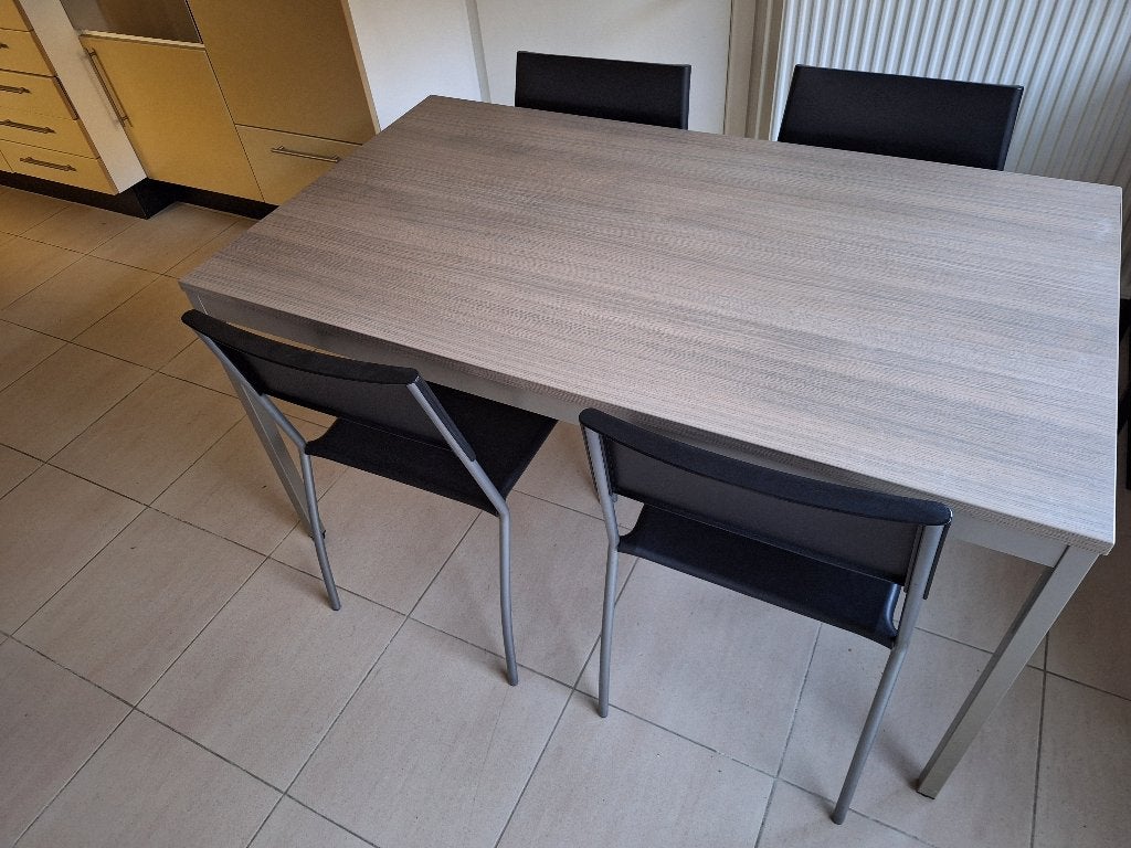 Table de cuisine + 4 chaises, 100 à 150 cm, Quatre personnes, Enlèvement, Utilisé