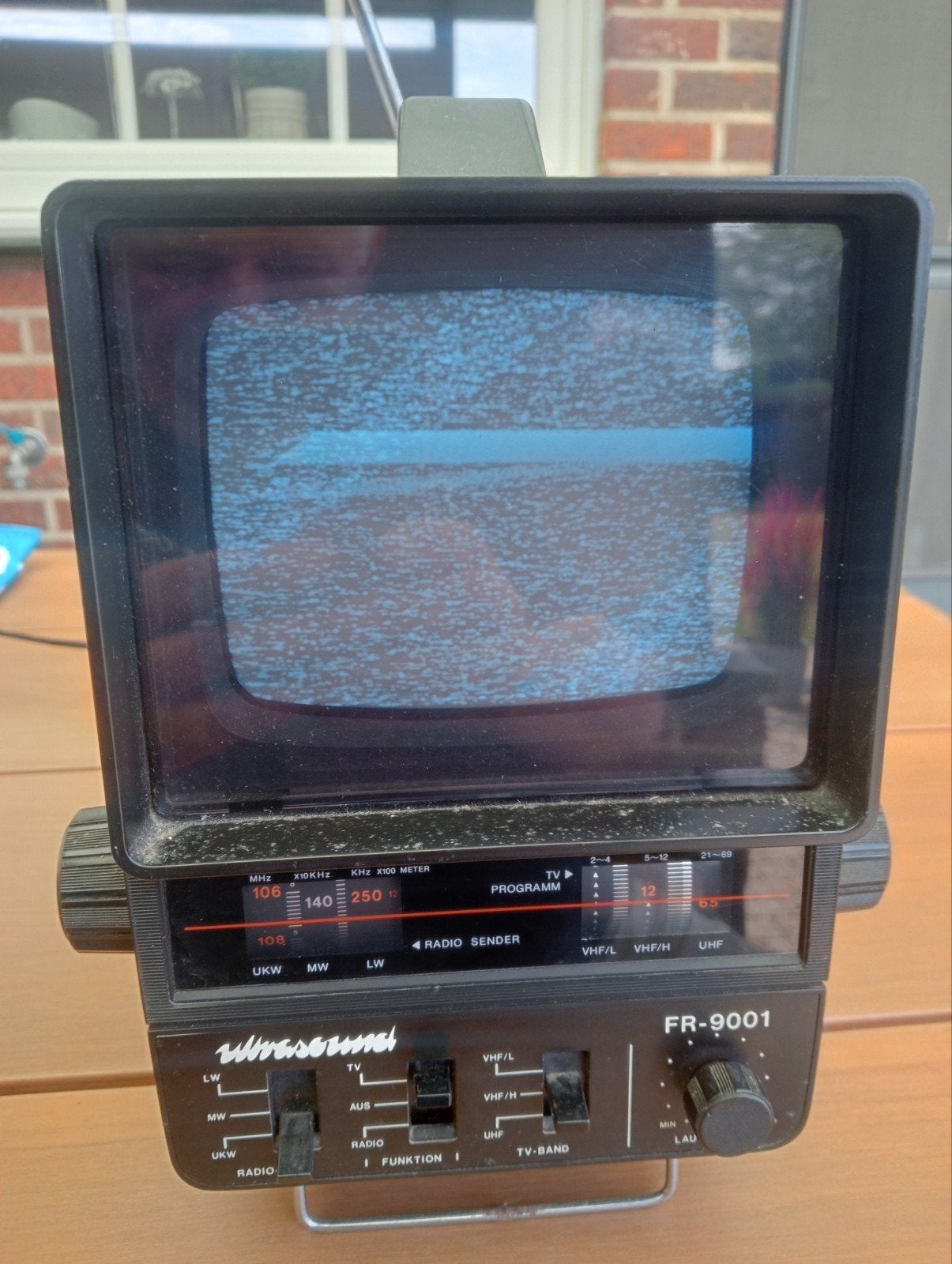 Ultrasound FR -9001 compact draagbaar radio / tv toestel, Antiek en Kunst, Ophalen