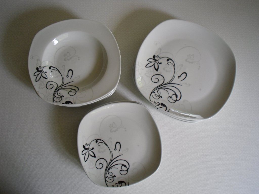 12 assiettes. 4 plates. 4 profondes. 4 à desserts/entrées., Enlèvement, Comme neuf