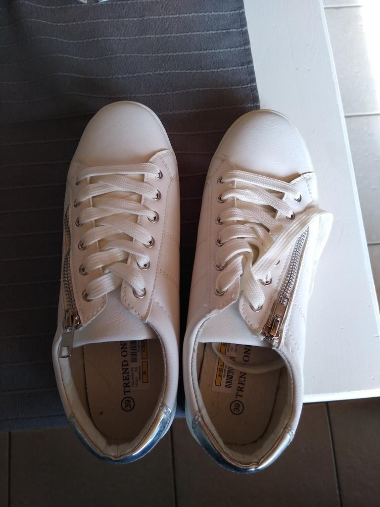 Lage witte sneakers dames Trend one niet gedragen maat 39, Ophalen of Verzenden, Sneakers