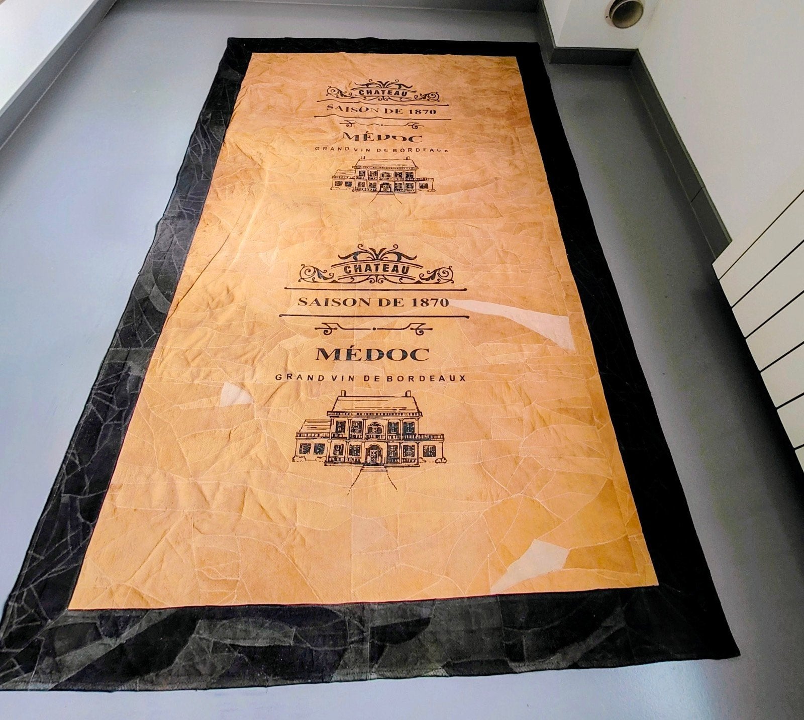 Lederen Vloerkleed / prachtig wandkleed Chateau Médoc, Huis en Inrichting, Stoffering | Tapijten en Vloerkleden, Gebruikt, 150 tot 200 cm