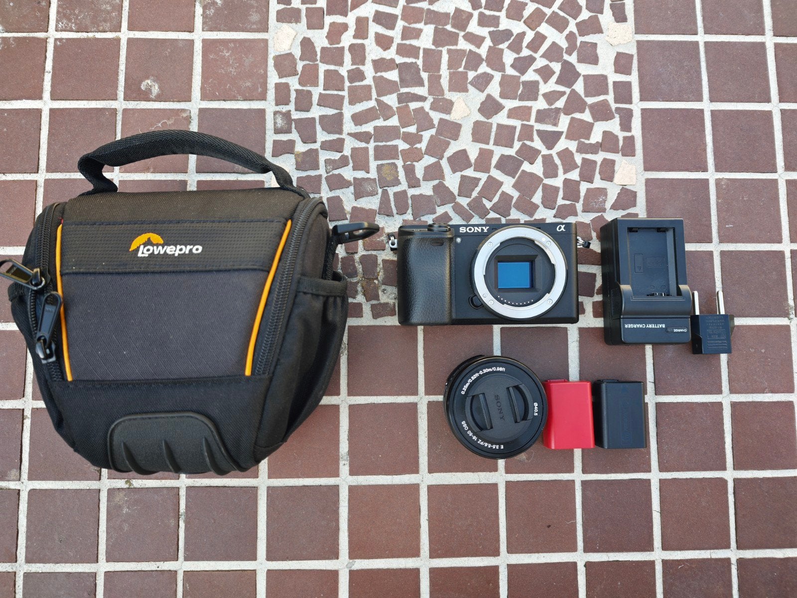 Sony A6300 + 16-50 Lens + 2 Batterijen + Oplader — Zeer net, Audio, Tv en Foto, Fotocamera's Digitaal, Sony, Oplader, Ophalen
