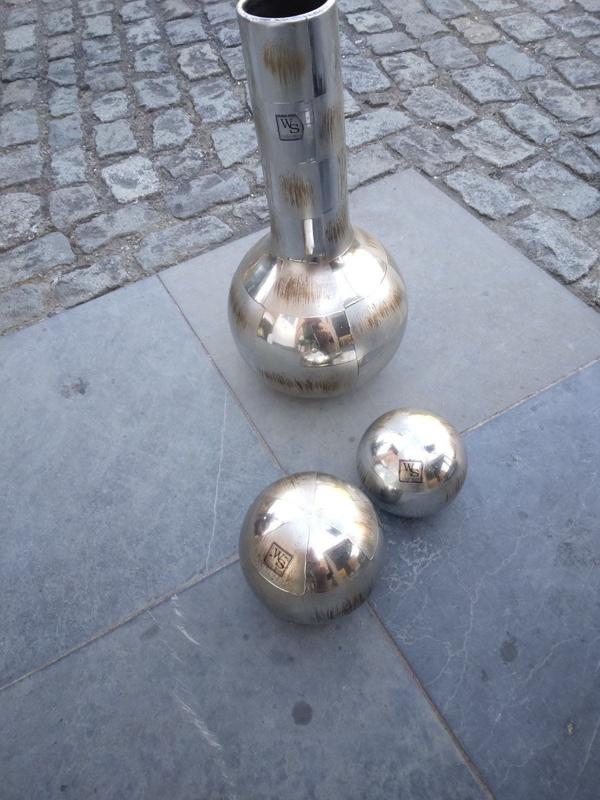 Set metalen vaas en twee bollen, Enlèvement