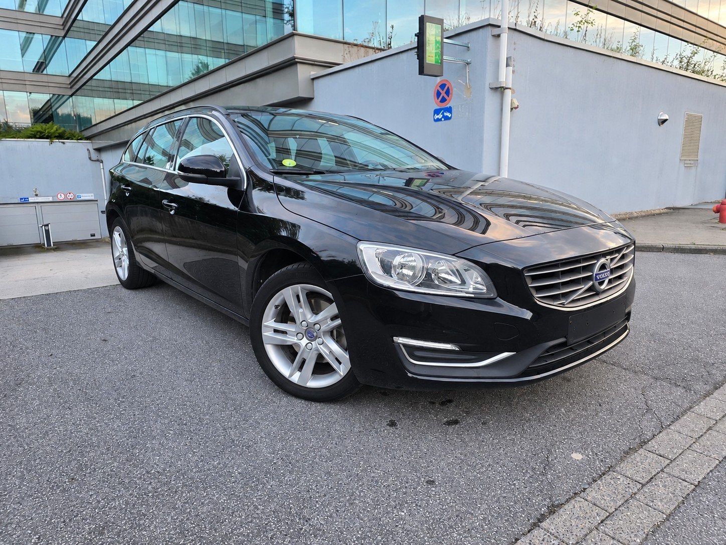 VOLVO V60 2.0 d* 155000KM* LEDER* NAVI* CLIM* VOLLEDIG, Auto's, Dealer onderhouden, Euro 6, 4 cilinders, 1969 cc
