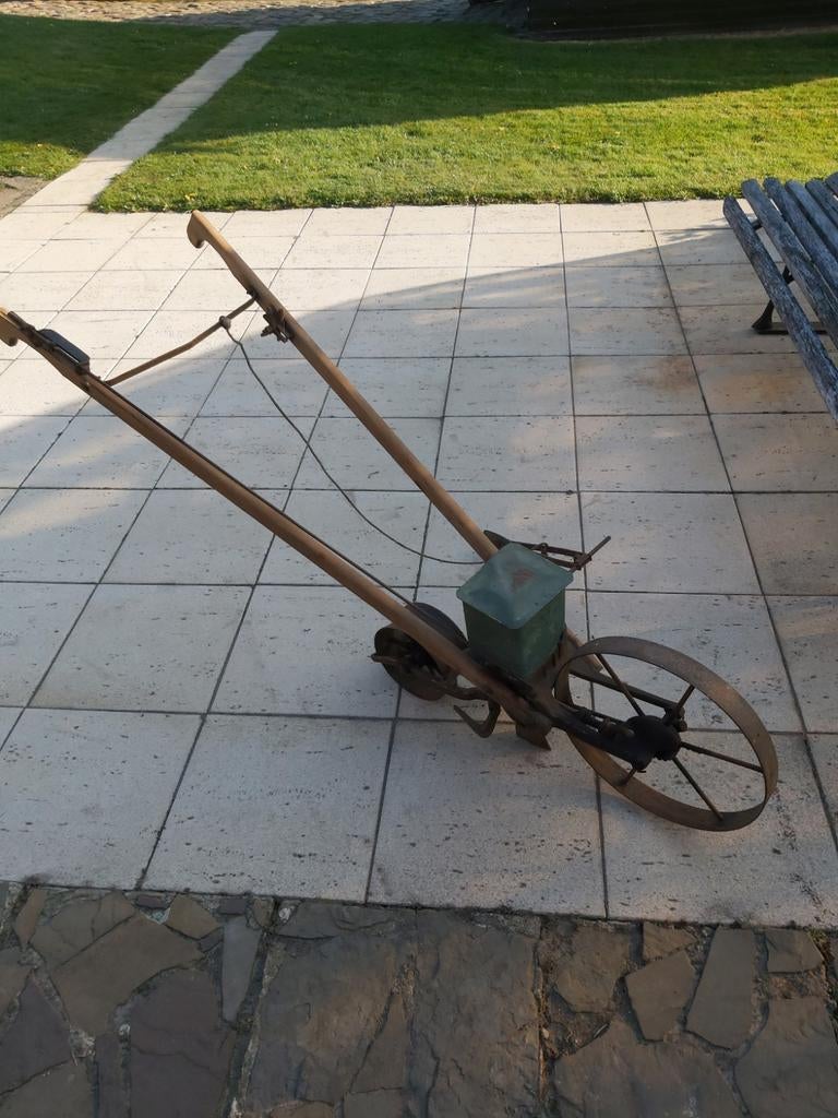 Antieke handzaai machine, Ophalen