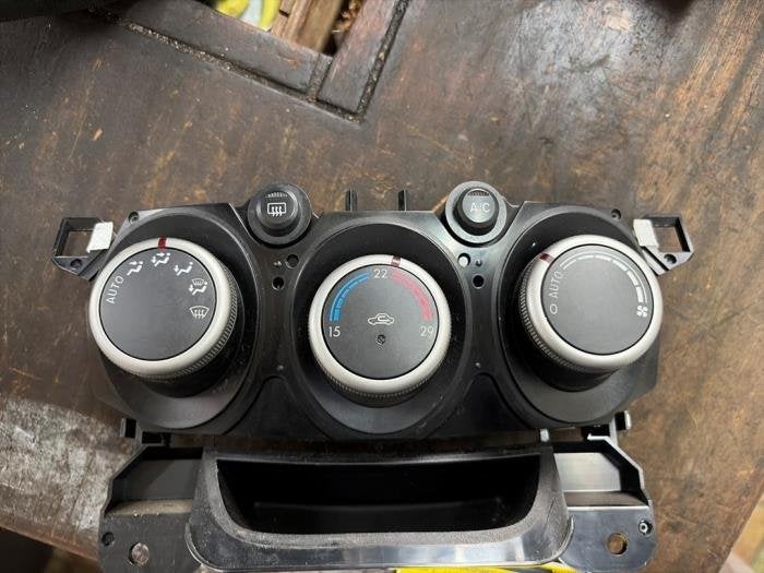 Panneau de commandes chauffage d'un Mazda 2, -, 3 mois de garantie, Mazda, Utilisé