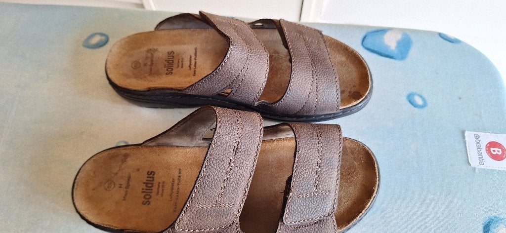 Bruine heren slippers, Chaussons, Comme neuf, Brun, Enlèvement
