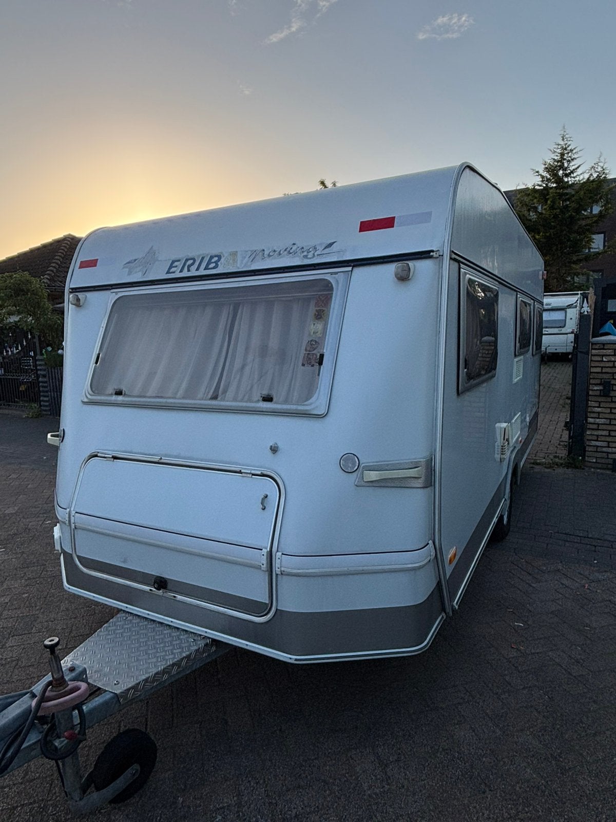 Belle Eriba qui déménage avec auvent et auvent !, Caravanes & Camping, Caravanes, Particulier, jusqu'à 4, 750 - 1000 kg, Banquette en rond