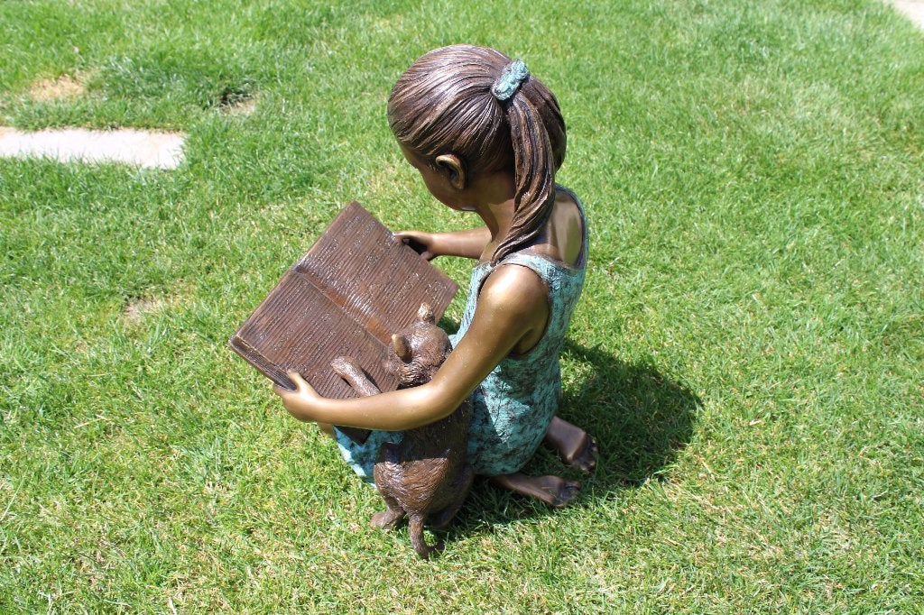 Standbeeld van een lezend meisje met haar bronzen kat., Tuin en Terras, Tuinbeelden, Ophalen, Nieuw, Overige materialen, Overige typen