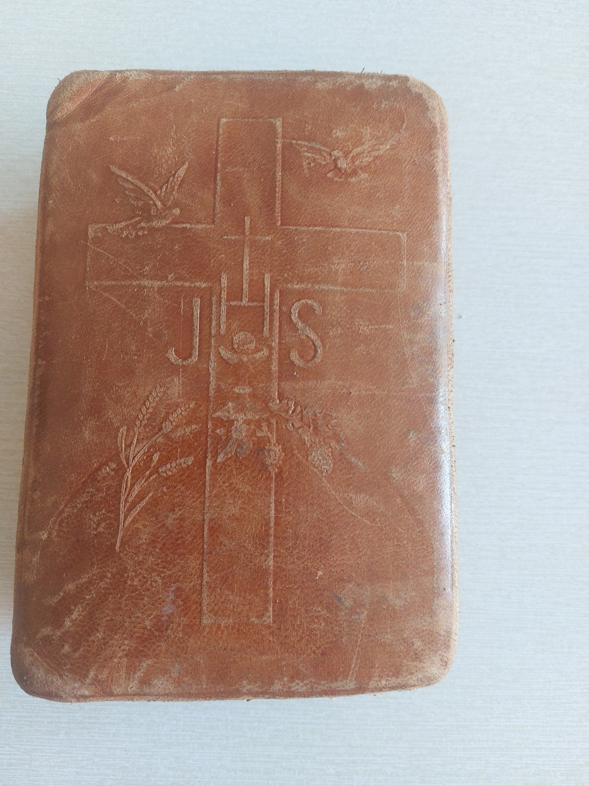 Oude bijbel in lederen etui, Ophalen of Verzenden