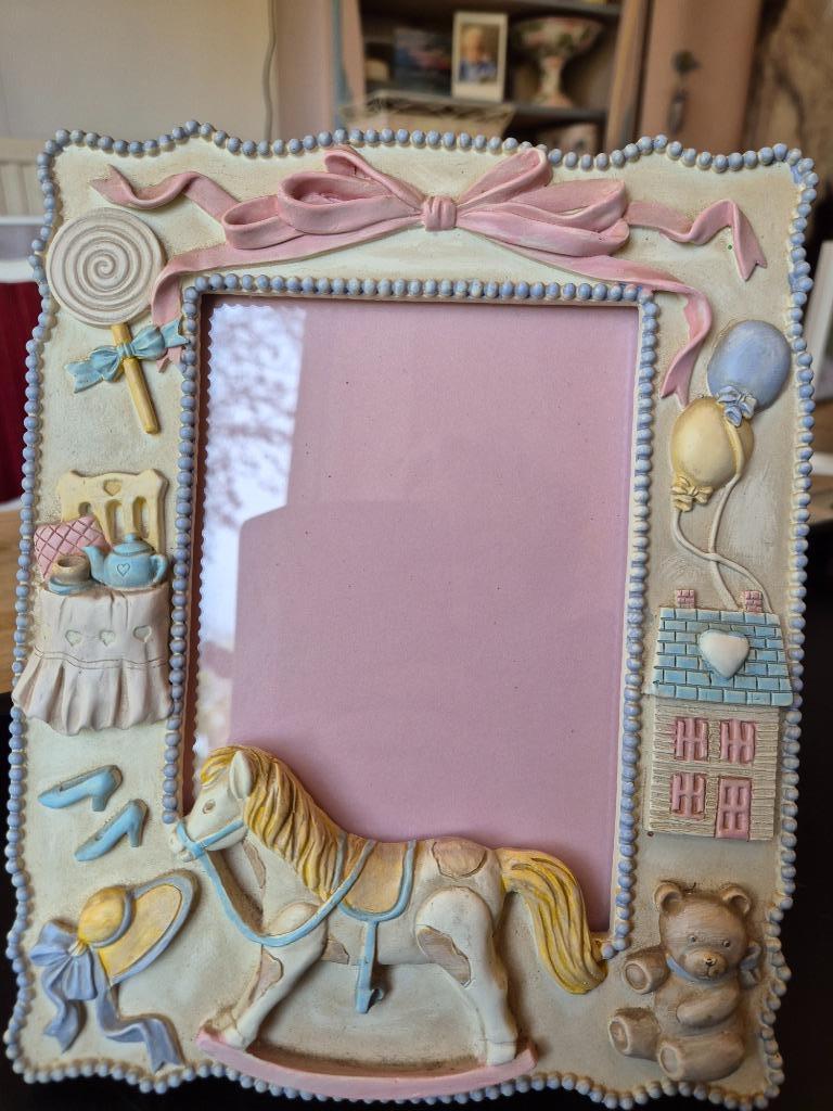 Fotolijst pastelkleuren foto 13 x 18 cm met hobbelpaard, Antiek en Kunst, Ophalen of Verzenden