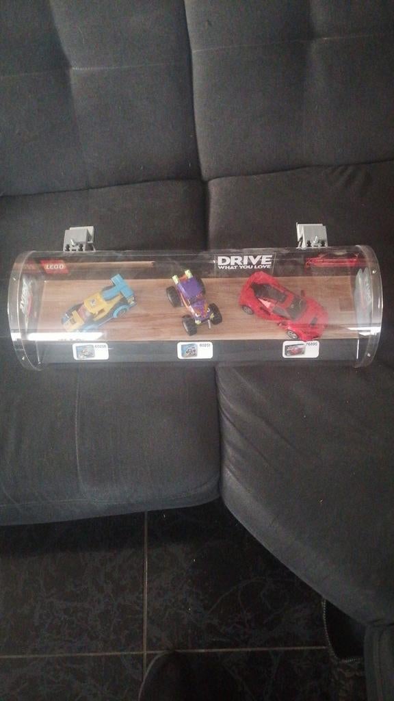Présentoir lego avec 3 voiture, Comme neuf