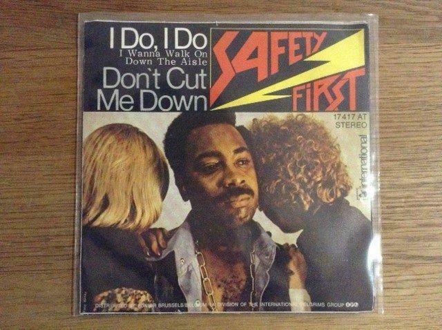 single safety first, Cd's en Dvd's