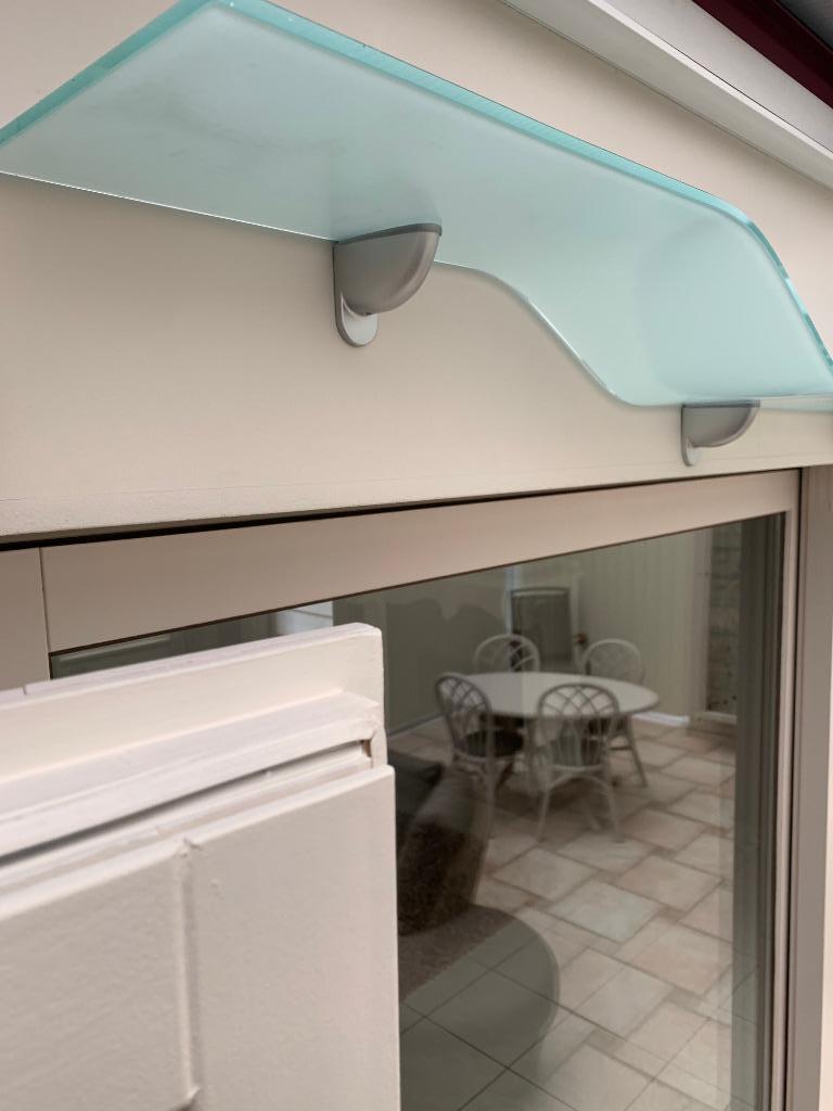 Design glazen schabben, Ophalen