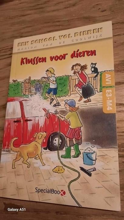 Klussen voor dieren - Marion Van De Coolwijk, Boeken, Ophalen of Verzenden, Zo goed als nieuw