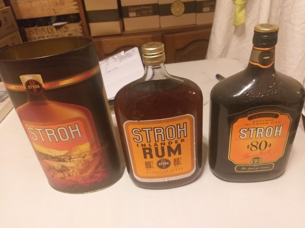 2 verschillende flessen + blikken doos Stroh Rum, Verzamelen, Ophalen, Vol