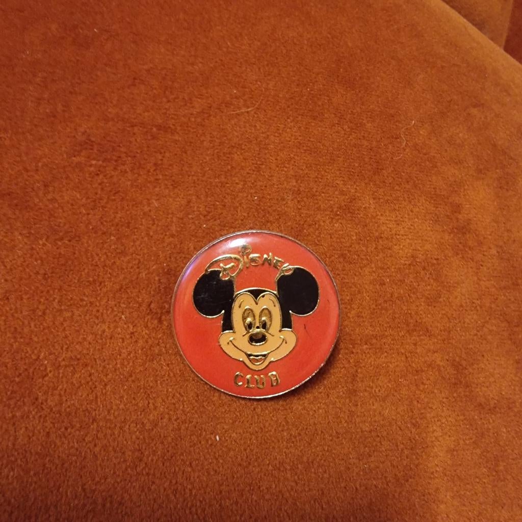 Pin’s Disney Mickey “Disney Club” rose – officiel