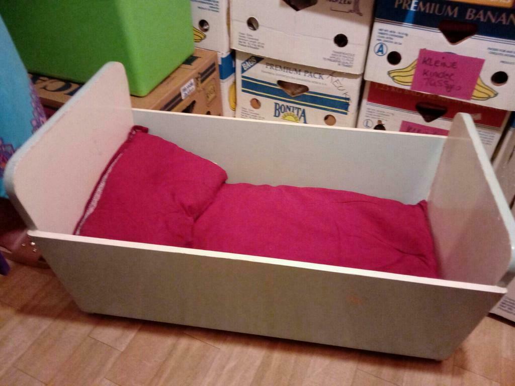 Houten stevige poppenbed, Ophalen, Zo goed als nieuw