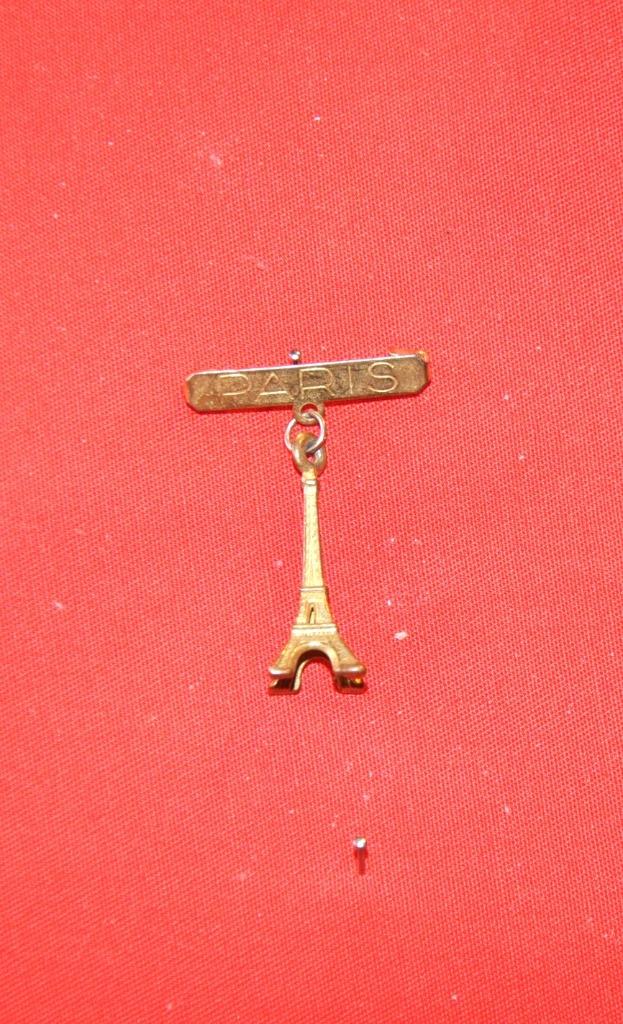 broche paris tour eiffel (x2003), Bijoux, Sacs & Beauté, Bijoux anciens, Enlèvement ou Envoi, Autres matériaux, Broche, Doré