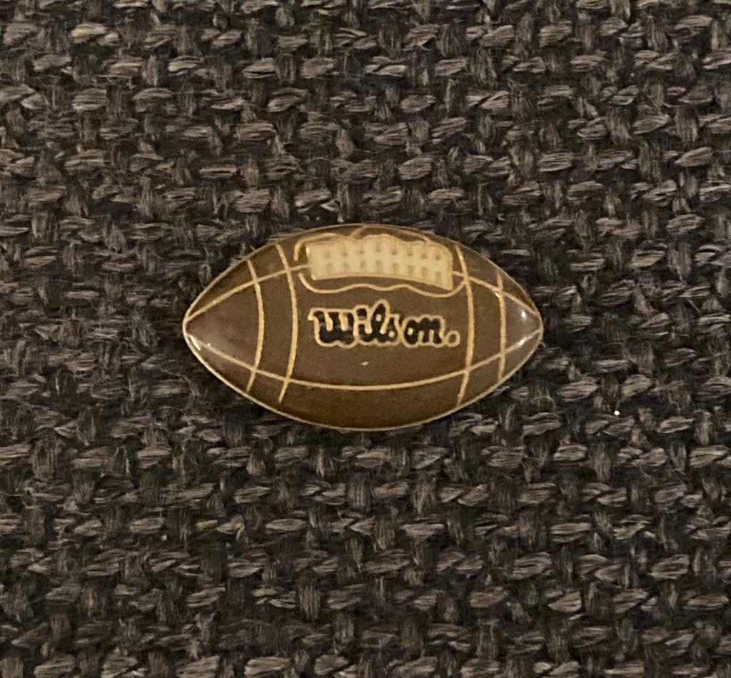 PIN - WILSON - RUGBY - AMERICAN FOOTBALL, Verzenden, Gebruikt, Sport, Speldje of Pin