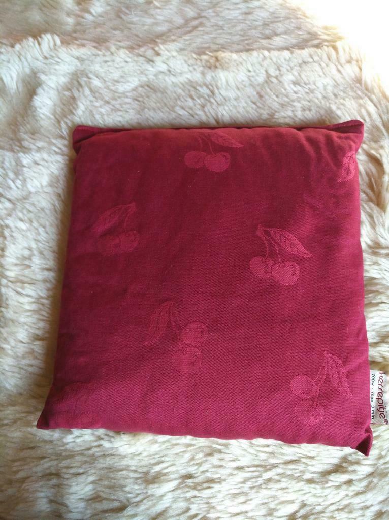 Coussin en noyaux de cerise 25 cm x 25 cm, Enlèvement, Comme neuf, Rouge, Carré