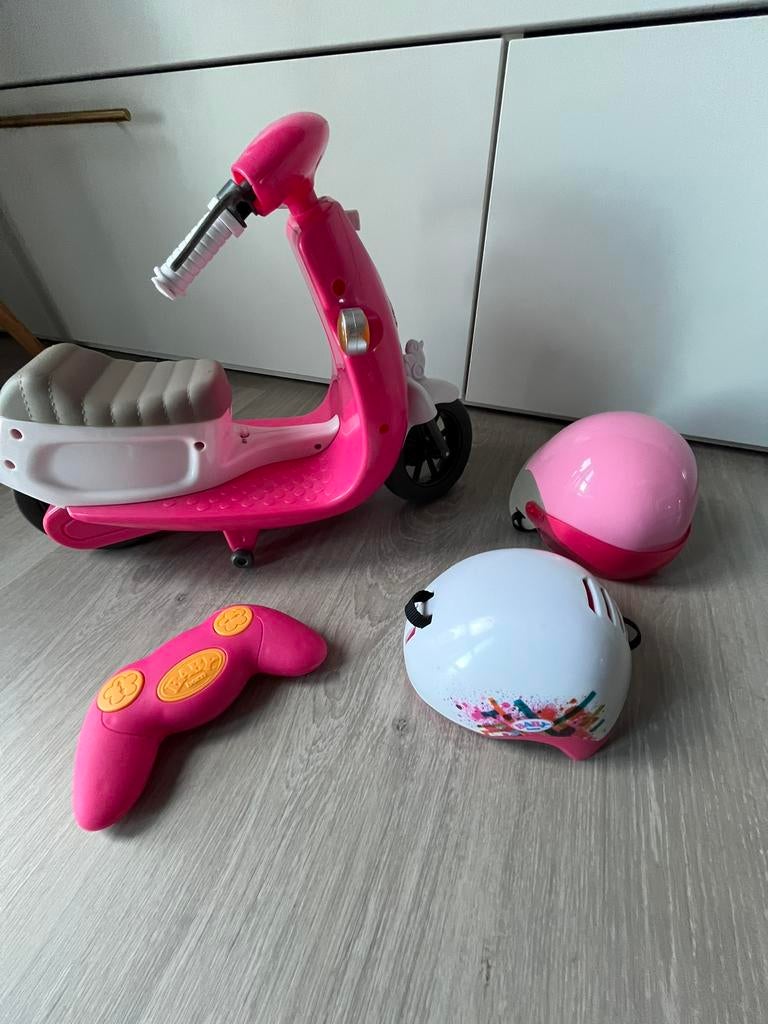 Scooter met 2 helmen en afstandsbediening baby born, Ophalen, Zo goed als nieuw