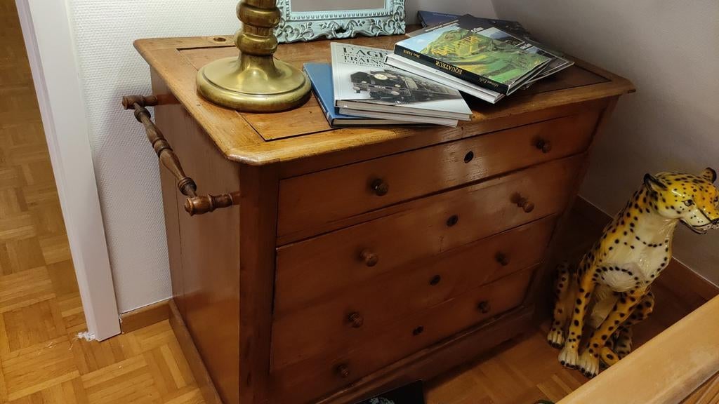 COMMODES Vintage spacieuses propre pas d'animaux non fumeur, Enlèvement, Utilisé