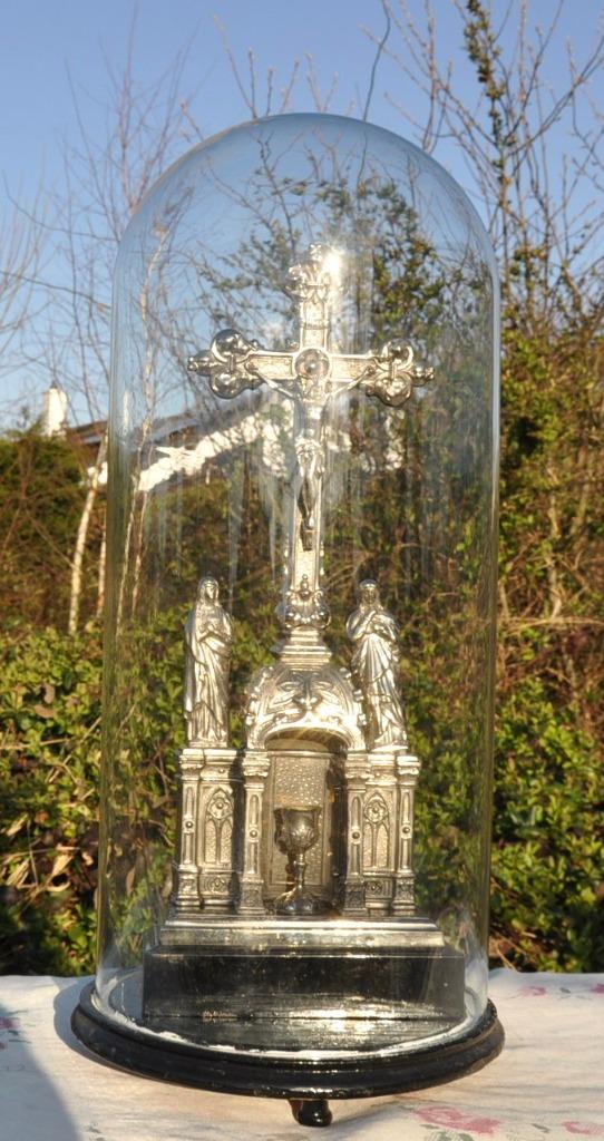 D grand crucifix crucification  sous globe, Antiquités & Art, Antiquités | Objets religieux, Enlèvement ou Envoi