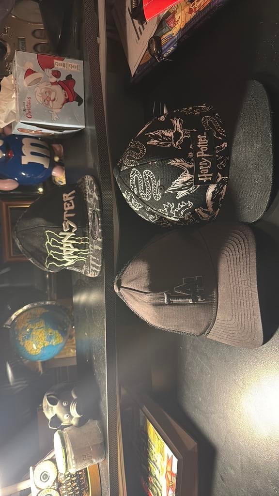 3 petten Merken:Monster,Los angeles, en Harry potter Plopsa, Ophalen of Verzenden
