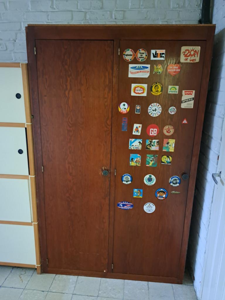 Bruine houten kast, Huis en Inrichting, Kasten | Boekenkasten, Ophalen, Gebruikt, 150 tot 200 cm, 25 tot 50 cm