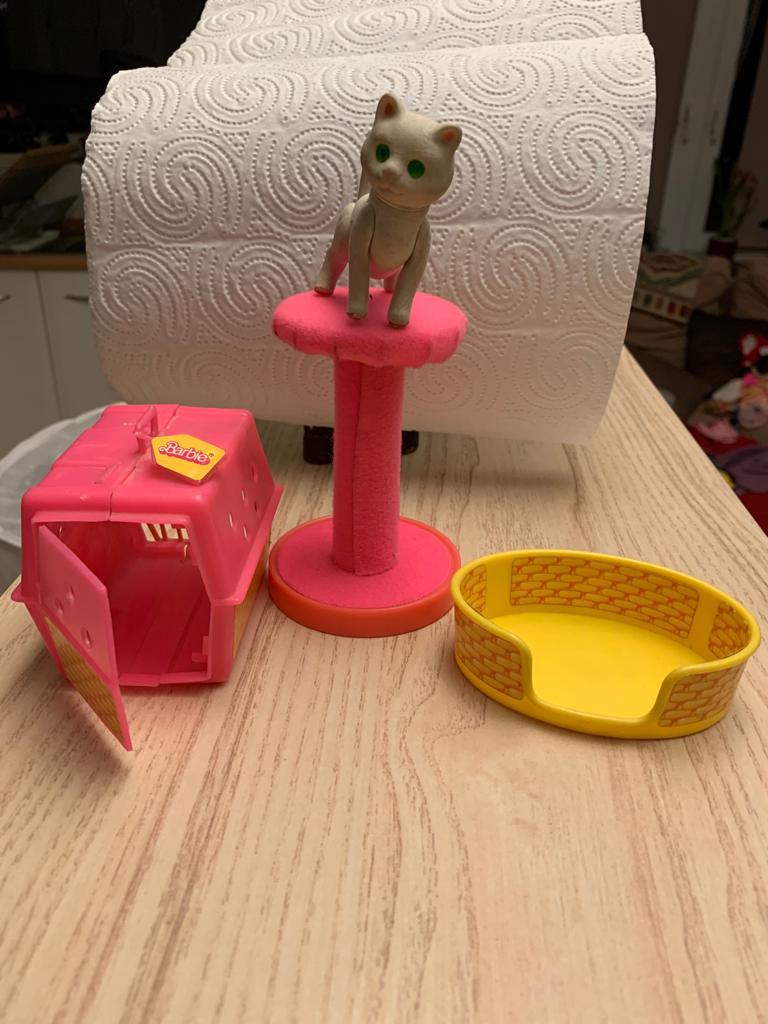 Le chat de Barbie avec cage - panier et arbre à chat