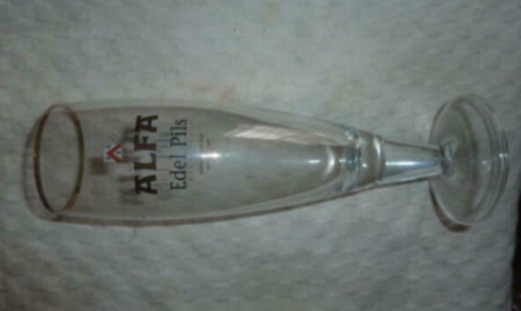 # bier glas ALFA EDEL PILS ' natuurzuiver uit Limburgse bron, Verzamelen, Glas en Drinkglazen, Gebruikt, Bierglas, Ophalen of Verzenden