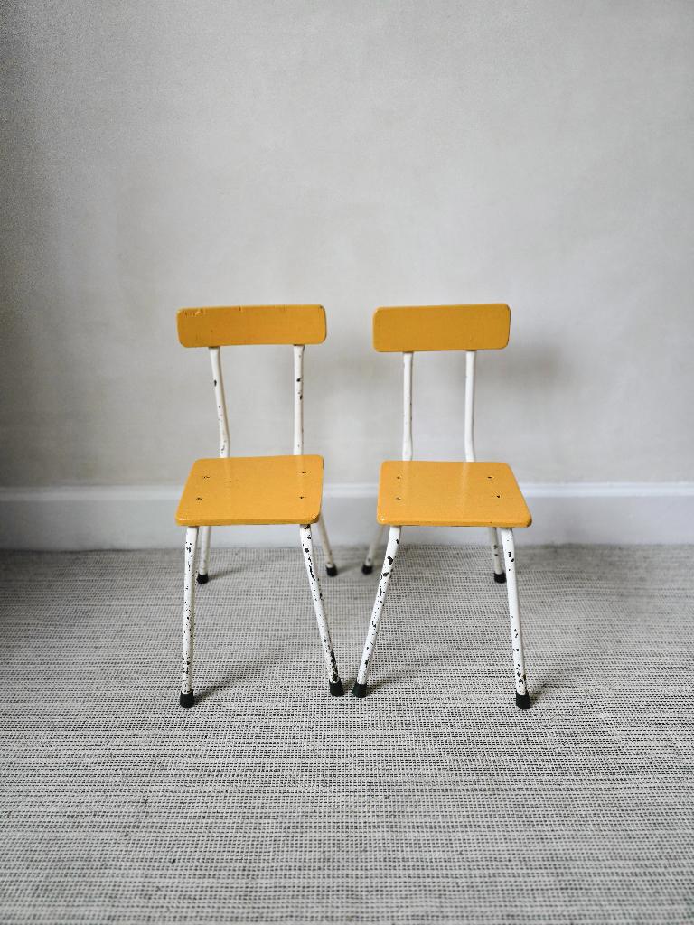 Paar retro stoelen - kinderstoelen - pure vintage - geel, Kinderen en Baby's, Kinderstoelen, Ophalen of Verzenden, Zo goed als nieuw