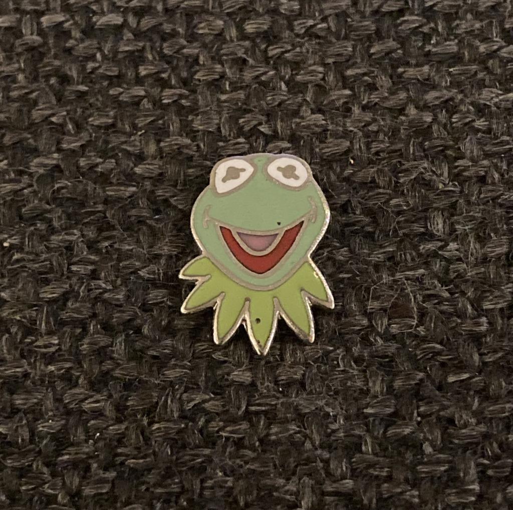 PIN - KERMIT DE KIKKER - MUPPET SHOW - GRENOUILLE - FROG, Verzamelen, Verzenden, Gebruikt, Figuurtje, Speldje of Pin