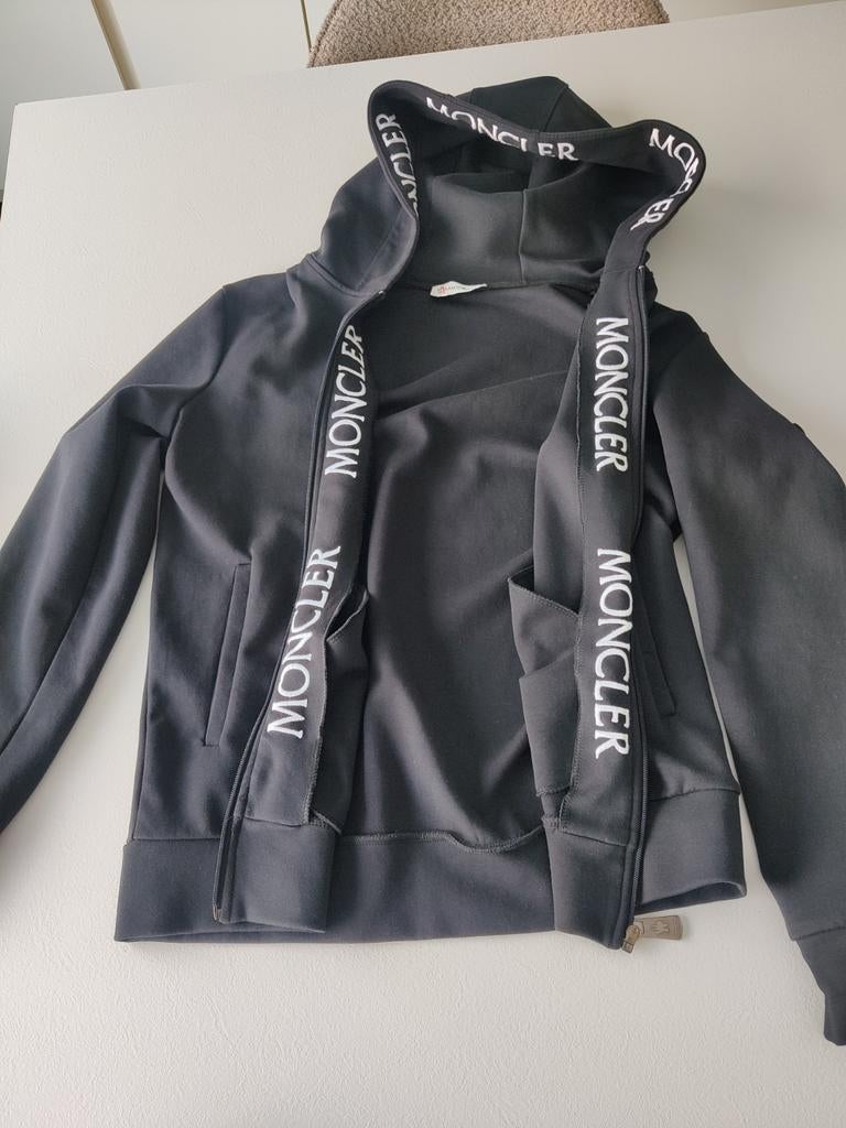 Vest Moncler met ritssluiting, Ophalen