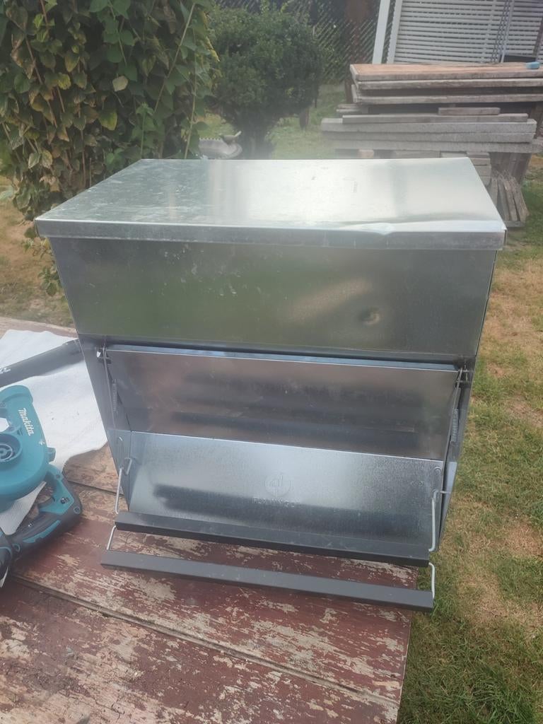 Voerbak 30 kg, Ophalen, Zo goed als nieuw