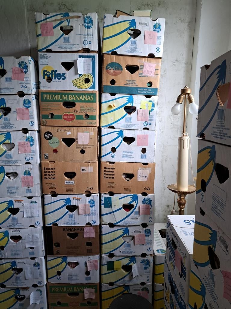 20 bananendozen vol met boeken,, Ophalen, Zo goed als nieuw