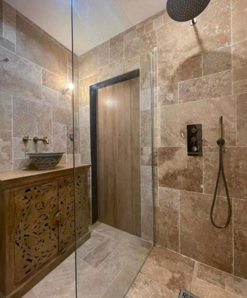 €29 pm2 travertin natuursteen vloer en wand tegels, Tuin en Terras, Ophalen of Verzenden, Zo goed als nieuw